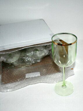 Liacere Plastic Wine Glasses, Set of 8, 14oz Gold Rim Green, Unbreakable Party C